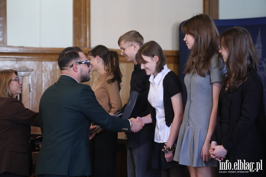 Wr�czenia stypendi�w dla uczni�w szk� podstawowych , fot. 57