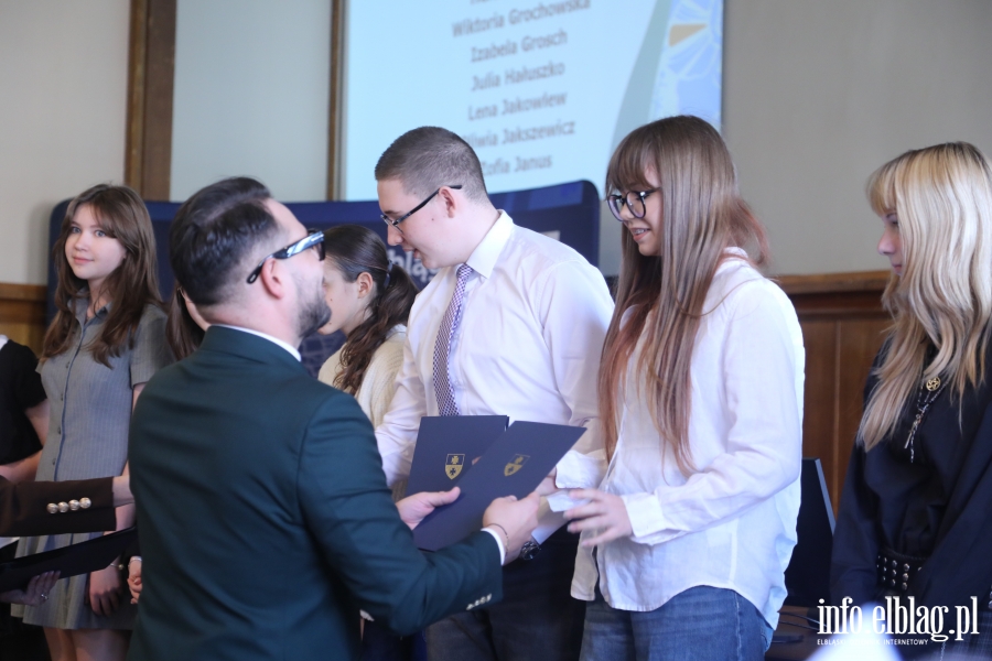 Wr�czenia stypendi�w dla uczni�w szk� podstawowych , fot. 58