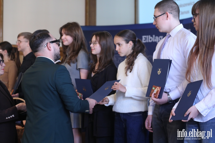 Wr�czenia stypendi�w dla uczni�w szk� podstawowych , fot. 60