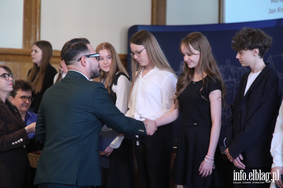 Wr�czenia stypendi�w dla uczni�w szk� podstawowych , fot. 68