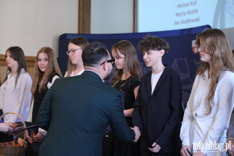 Wr�czenia stypendi�w dla uczni�w szk� podstawowych , fot. 69