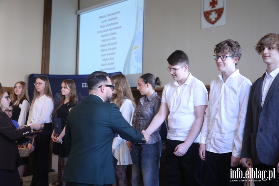 Wr�czenia stypendi�w dla uczni�w szk� podstawowych , fot. 70