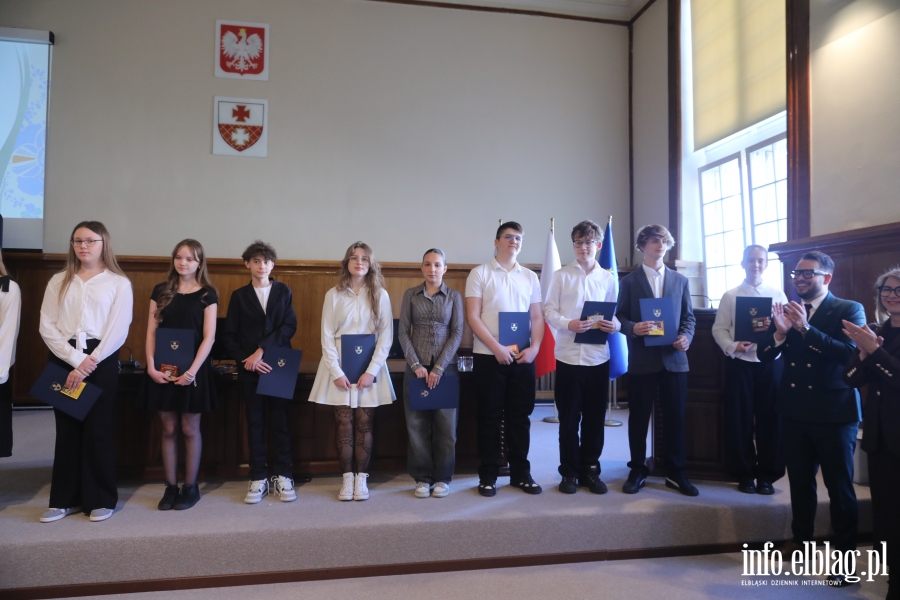 Wr�czenia stypendi�w dla uczni�w szk� podstawowych , fot. 71