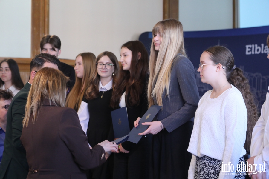 Wr�czenia stypendi�w dla uczni�w szk� podstawowych , fot. 74