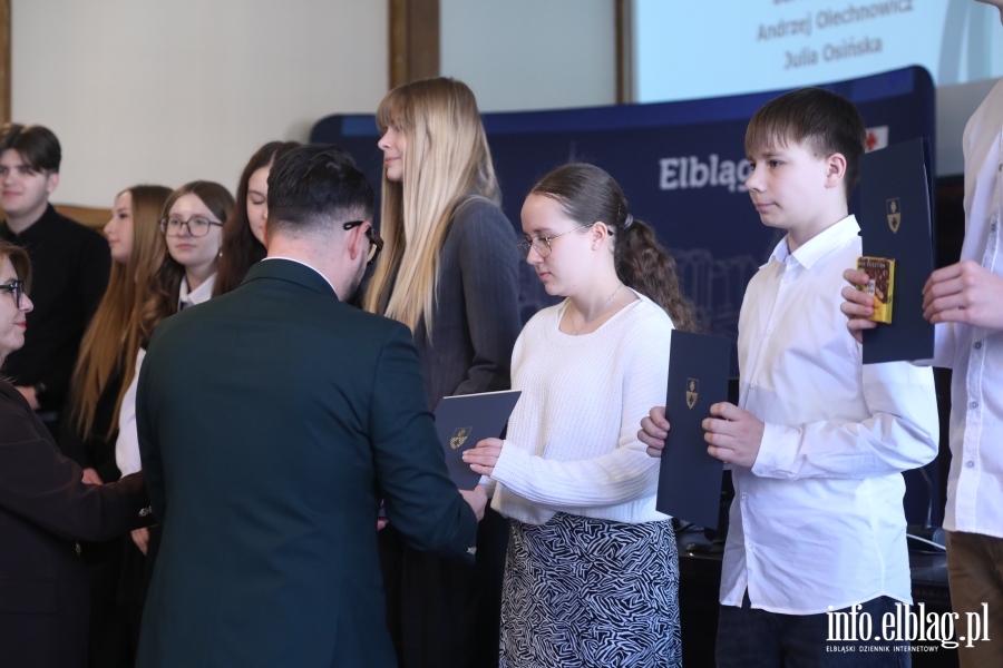 Wr�czenia stypendi�w dla uczni�w szk� podstawowych , fot. 75