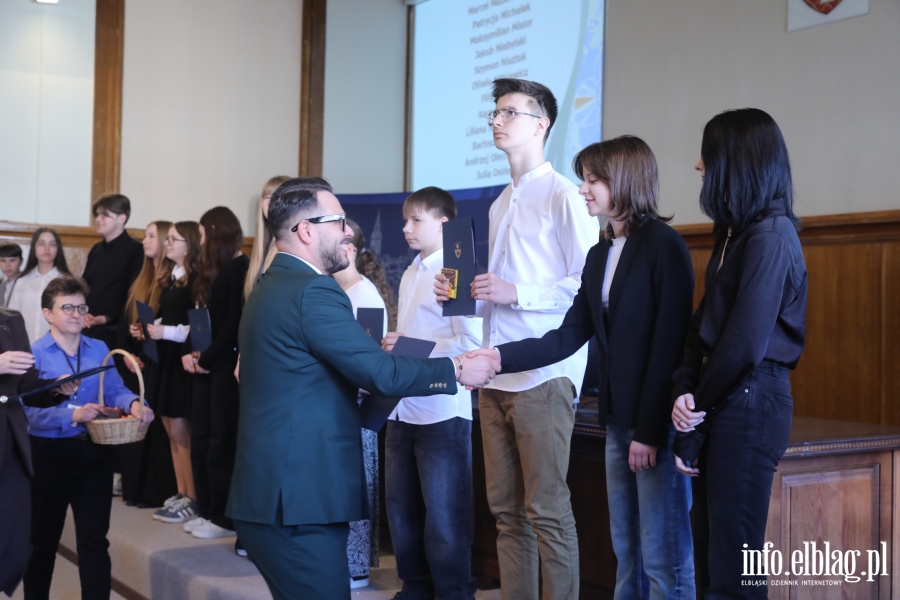 Wr�czenia stypendi�w dla uczni�w szk� podstawowych , fot. 77