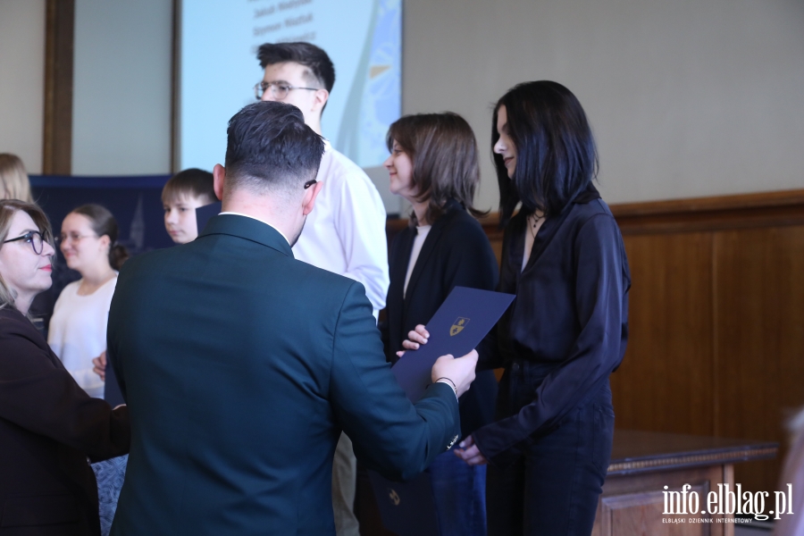 Wr�czenia stypendi�w dla uczni�w szk� podstawowych , fot. 78