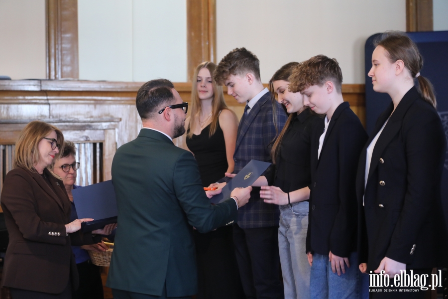 Wr�czenia stypendi�w dla uczni�w szk� podstawowych , fot. 83