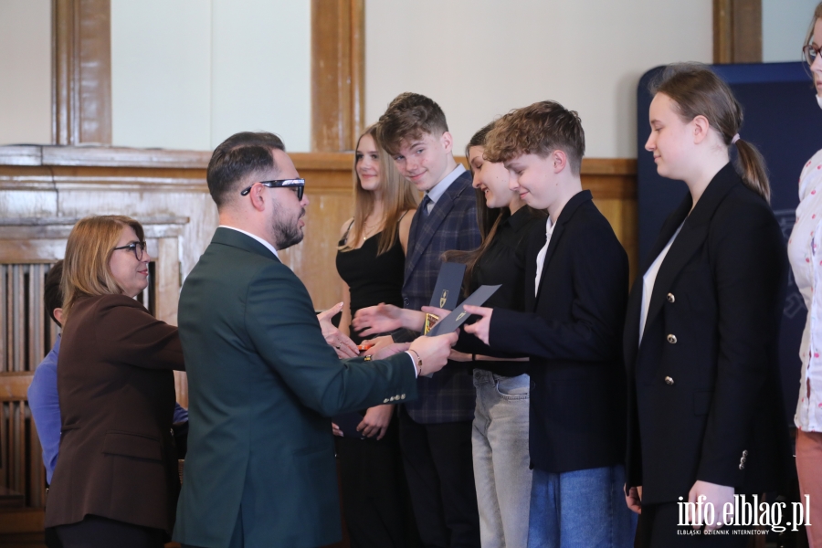 Wr�czenia stypendi�w dla uczni�w szk� podstawowych , fot. 84