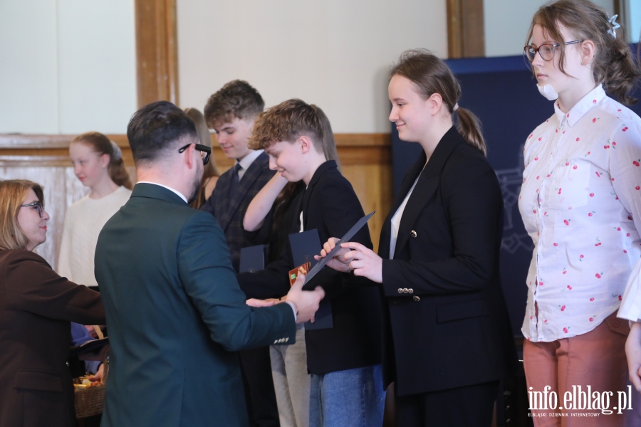 Wr�czenia stypendi�w dla uczni�w szk� podstawowych , fot. 85