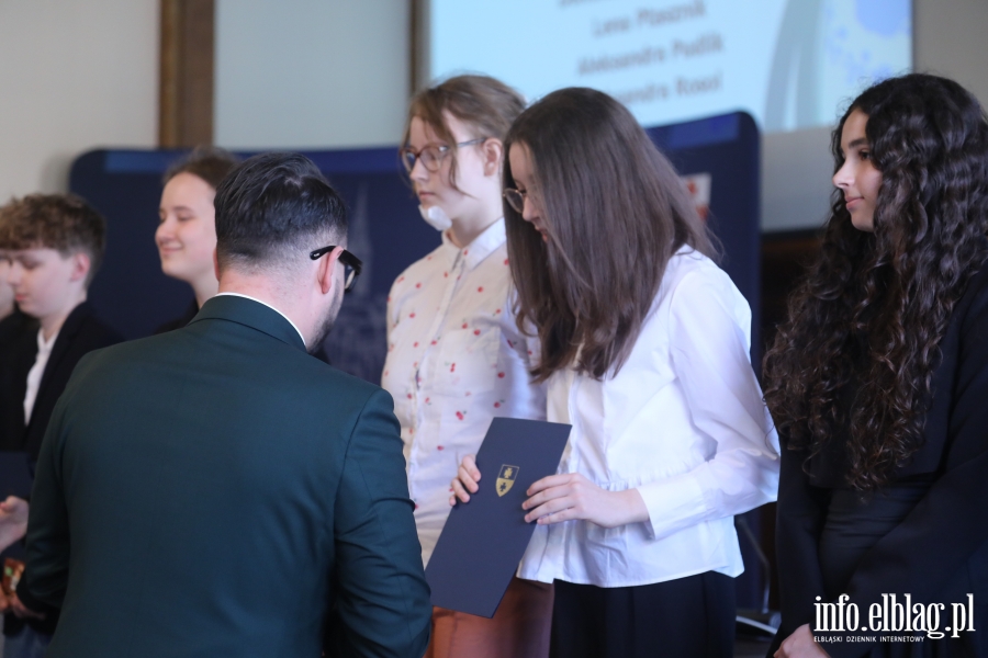 Wr�czenia stypendi�w dla uczni�w szk� podstawowych , fot. 86