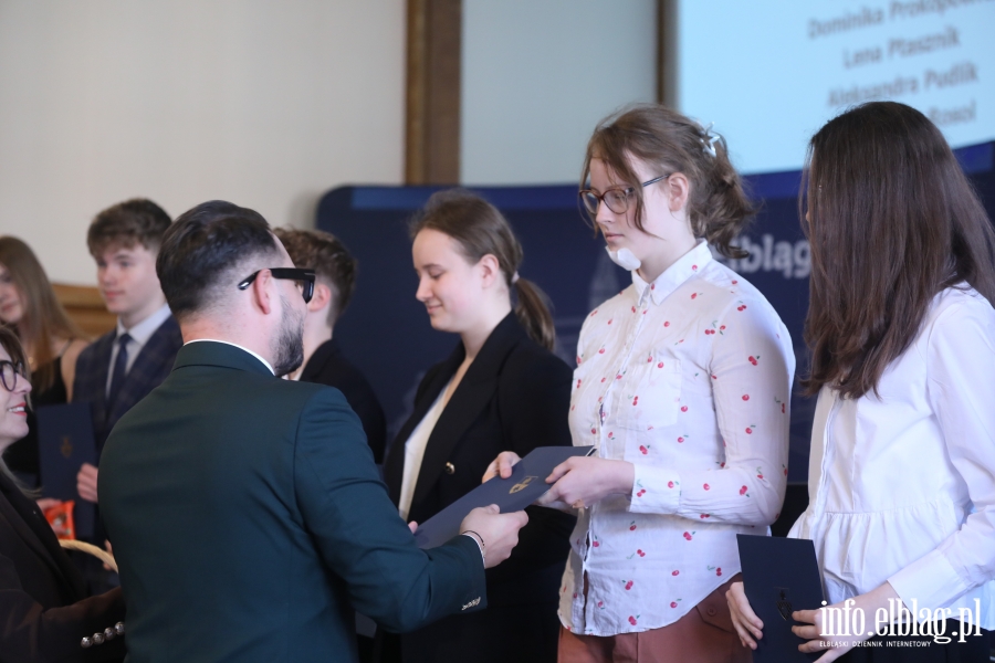 Wr�czenia stypendi�w dla uczni�w szk� podstawowych , fot. 87