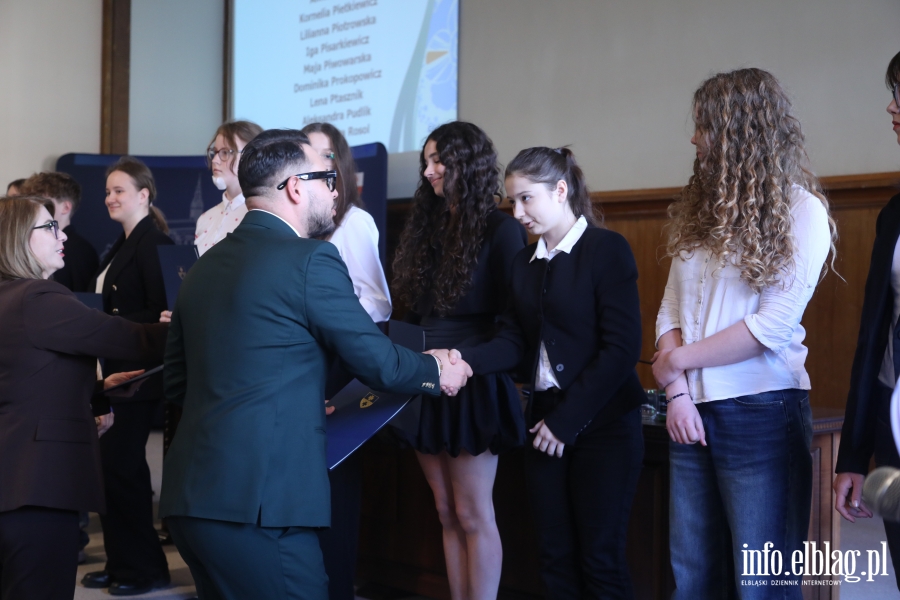 Wr�czenia stypendi�w dla uczni�w szk� podstawowych , fot. 89