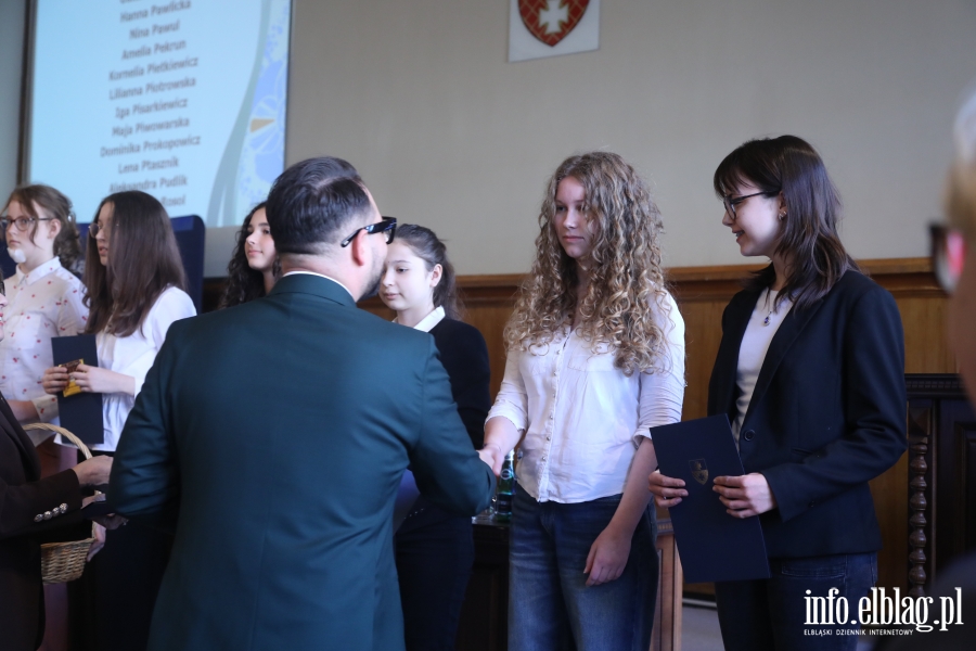 Wr�czenia stypendi�w dla uczni�w szk� podstawowych , fot. 91