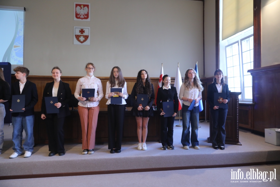 Wr�czenia stypendi�w dla uczni�w szk� podstawowych , fot. 92