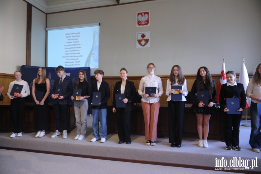 Wr�czenia stypendi�w dla uczni�w szk� podstawowych , fot. 93