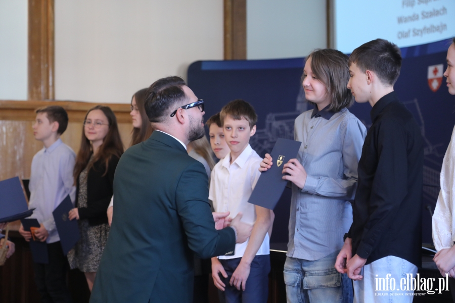 Wr�czenia stypendi�w dla uczni�w szk� podstawowych , fot. 95