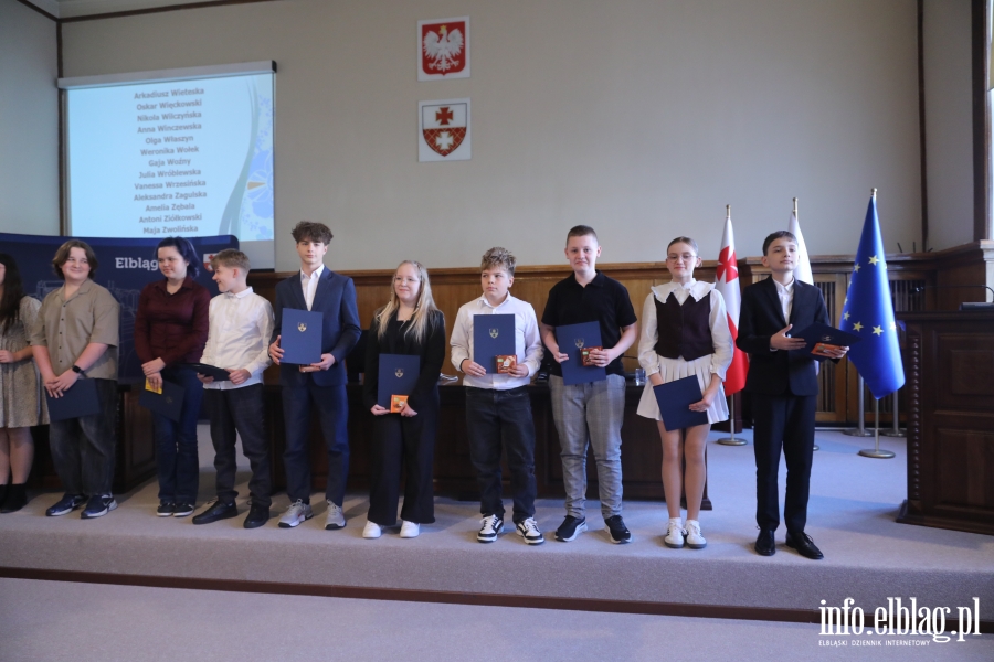 Wr�czenia stypendi�w dla uczni�w szk� podstawowych , fot. 104