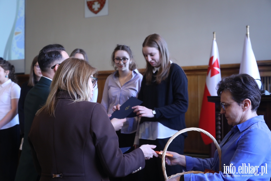 Wr�czenia stypendi�w dla uczni�w szk� podstawowych , fot. 105