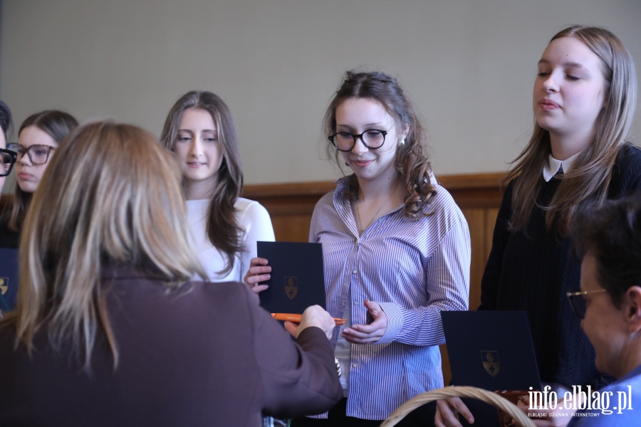 Wr�czenia stypendi�w dla uczni�w szk� podstawowych , fot. 106