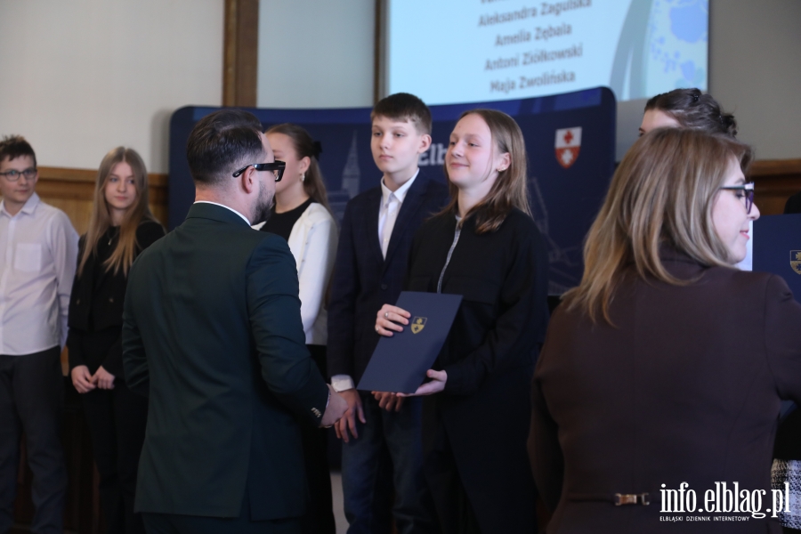 Wr�czenia stypendi�w dla uczni�w szk� podstawowych , fot. 107