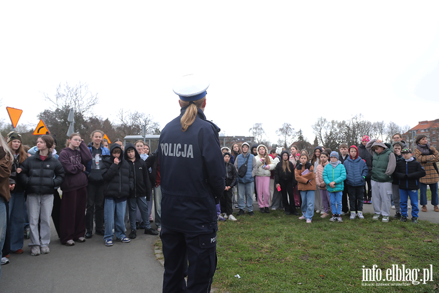 Akcja informacyjno-edukacyjna na temat bezpiecznego poruszania si� m�odzie�y w ruchu drogowym, fot. 4