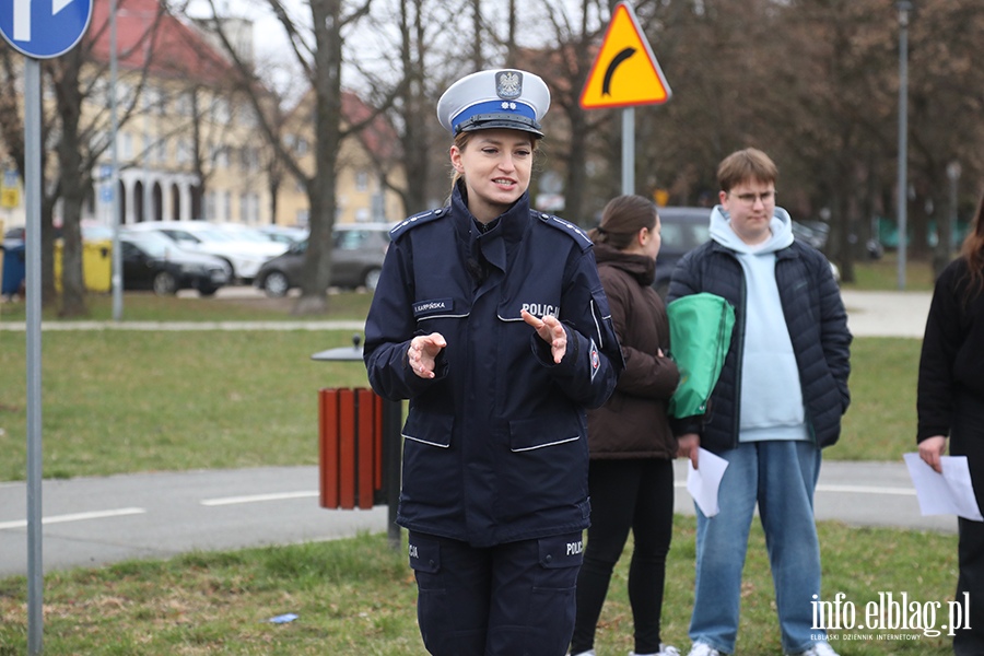 Akcja informacyjno-edukacyjna na temat bezpiecznego poruszania si� m�odzie�y w ruchu drogowym, fot. 5