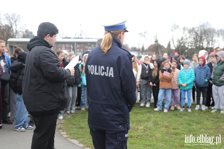 Akcja informacyjno-edukacyjna na temat bezpiecznego poruszania si� m�odzie�y w ruchu drogowym, fot. 12