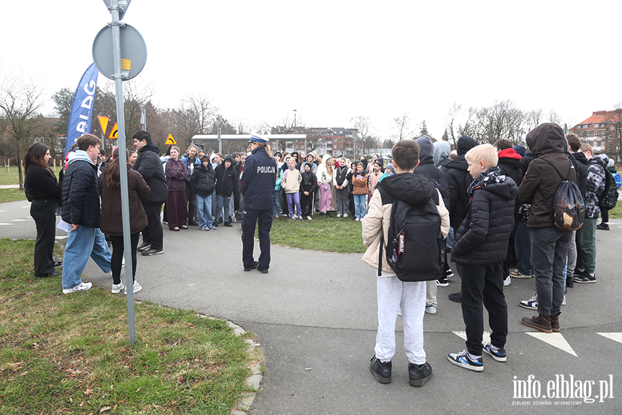Akcja informacyjno-edukacyjna na temat bezpiecznego poruszania si� m�odzie�y w ruchu drogowym, fot. 15