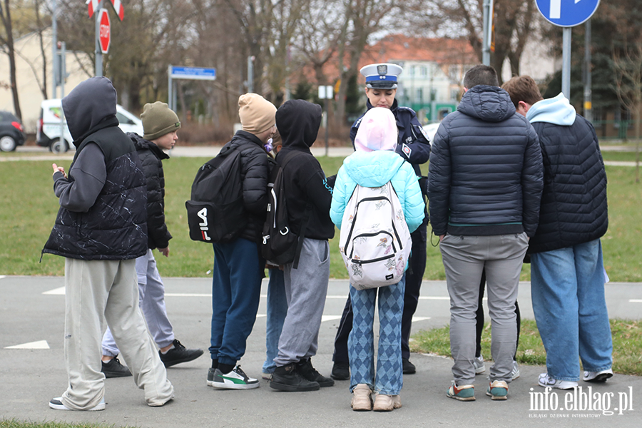 Akcja informacyjno-edukacyjna na temat bezpiecznego poruszania si� m�odzie�y w ruchu drogowym, fot. 23