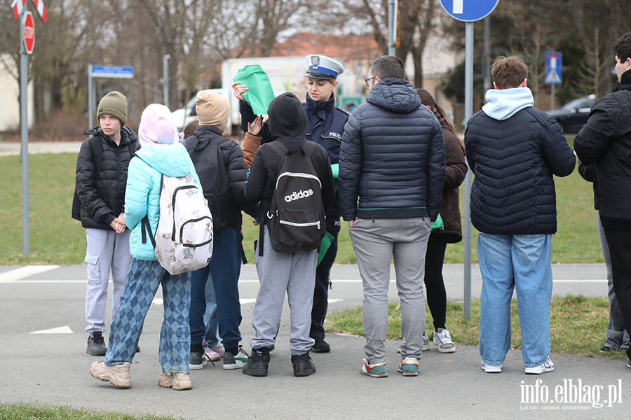 Akcja informacyjno-edukacyjna na temat bezpiecznego poruszania si� m�odzie�y w ruchu drogowym, fot. 24