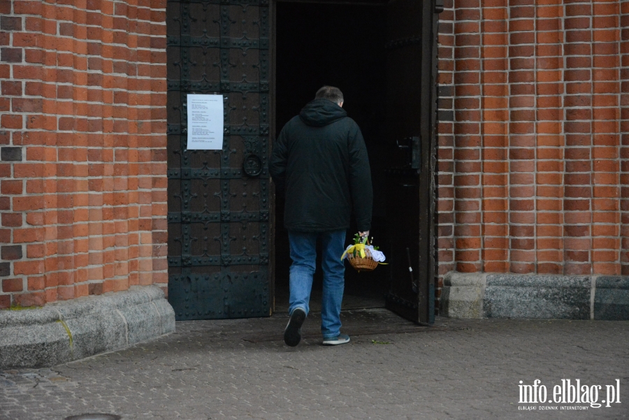 Wielka Sobota w Elbl�gu. �wi�cenie pokarm�w w katedrze �w. Miko�aja (zobacz zdj�cia)