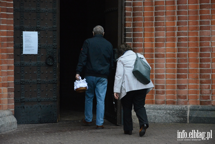 Wielka Sobota w Elbl�gu. �wi�cenie pokarm�w w katedrze �w. Miko�aja (zobacz zdj�cia), fot. 2