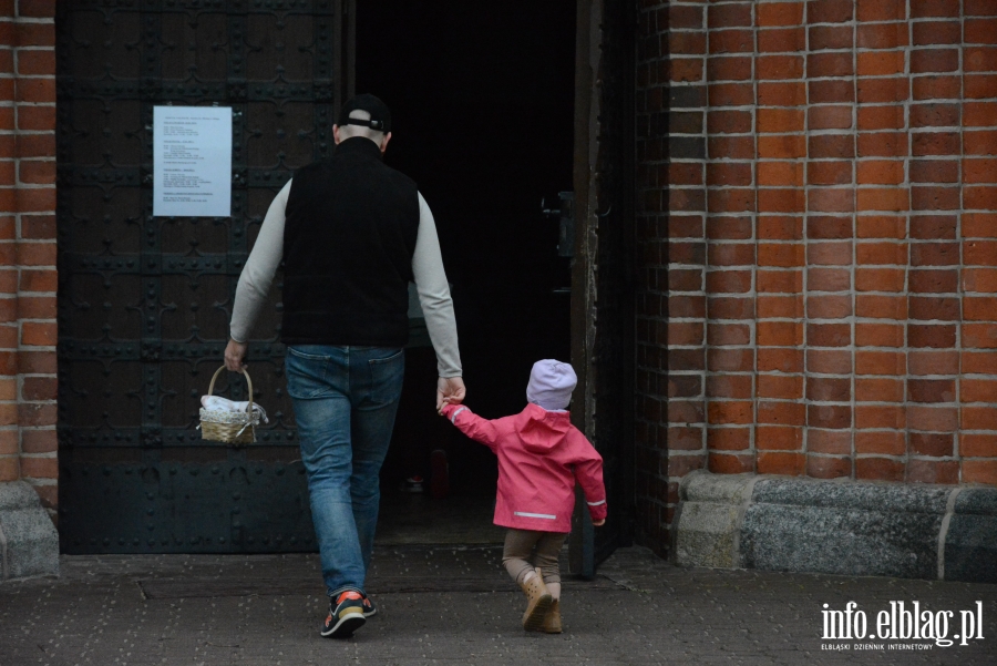 Wielka Sobota w Elbl�gu. �wi�cenie pokarm�w w katedrze �w. Miko�aja (zobacz zdj�cia), fot. 4