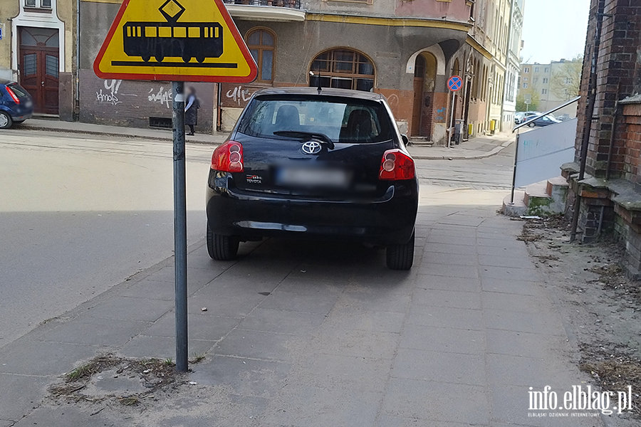 Mistrzowie Parkowania w Elbl�gu (cz�� 464), fot. 2