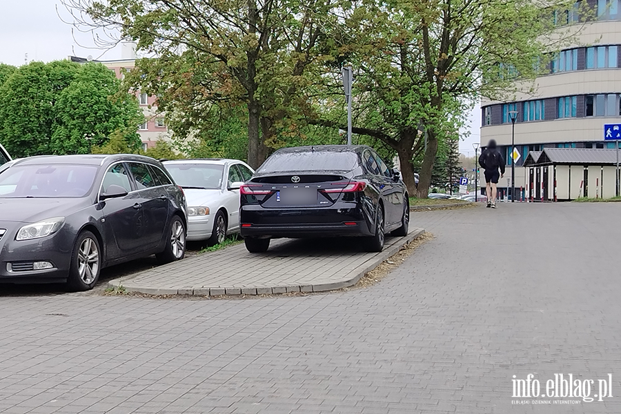 Mistrzowie Parkowania w Elbl�gu (cz�� 470), fot. 2