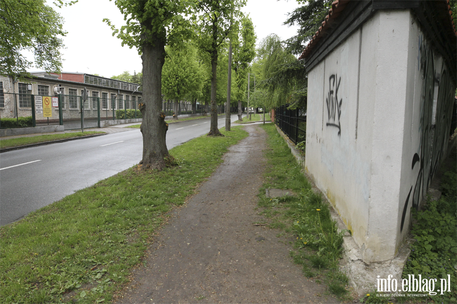 Zamiast chodnika jest nieutwardzone klepisko. To znacz�co utrudnia poruszanie si�, fot. 1