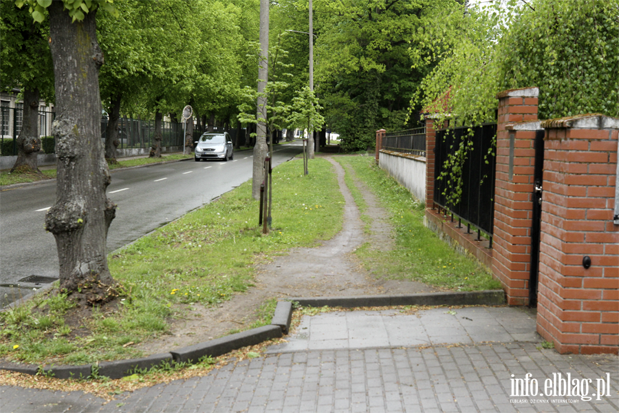 Zamiast chodnika jest nieutwardzone klepisko. To znacz�co utrudnia poruszanie si�, fot. 2