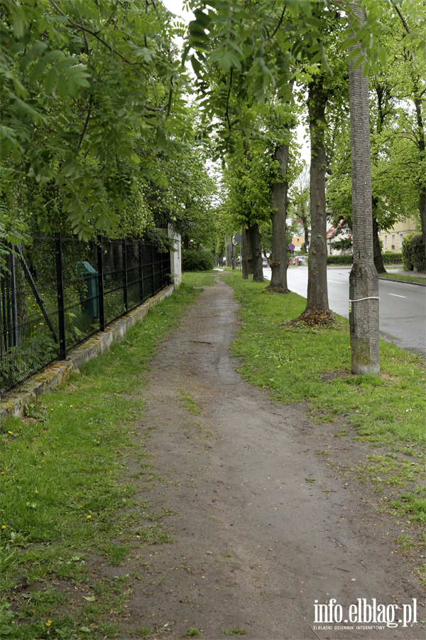 Zamiast chodnika jest nieutwardzone klepisko. To znacz�co utrudnia poruszanie si�, fot. 3