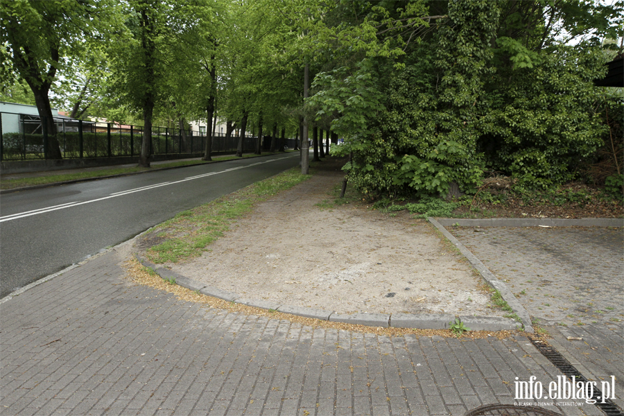 Zamiast chodnika jest nieutwardzone klepisko. To znacz�co utrudnia poruszanie si�, fot. 5