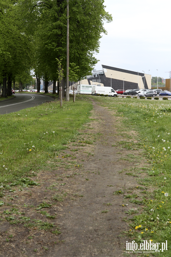 Zamiast chodnika jest nieutwardzone klepisko. To znacz�co utrudnia poruszanie si�, fot. 9