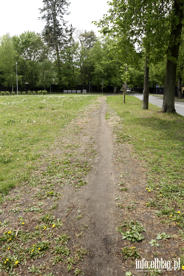 Zamiast chodnika jest nieutwardzone klepisko. To znacz�co utrudnia poruszanie si�, fot. 10