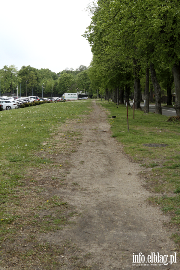 Zamiast chodnika jest nieutwardzone klepisko. To znacz�co utrudnia poruszanie si�, fot. 11