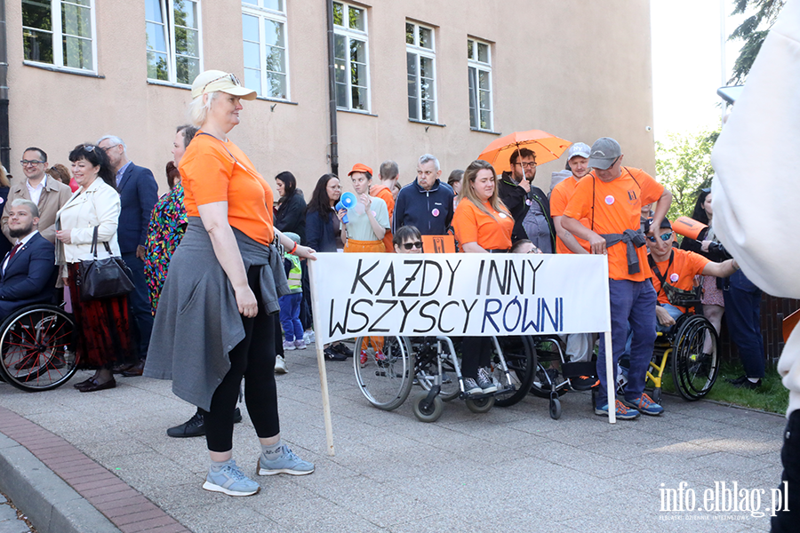 Ulicami Elbl�ga przeszed� kolorowy przemarsz, fot. 5