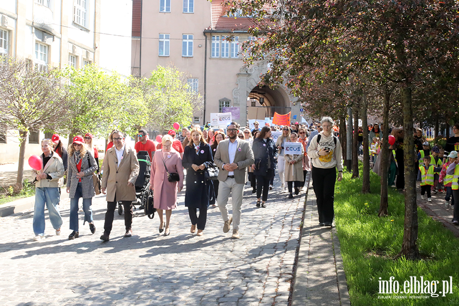 Ulicami Elbl�ga przeszed� kolorowy przemarsz, fot. 15
