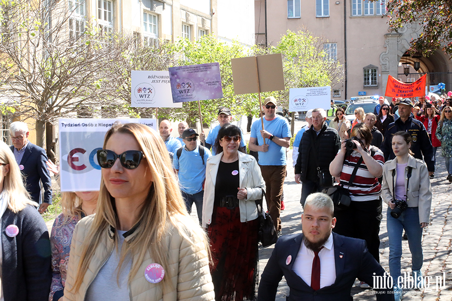 Ulicami Elbl�ga przeszed� kolorowy przemarsz, fot. 17