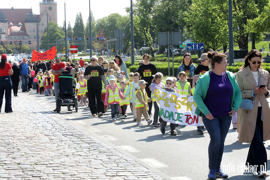 Ulicami Elbl�ga przeszed� kolorowy przemarsz, fot. 37