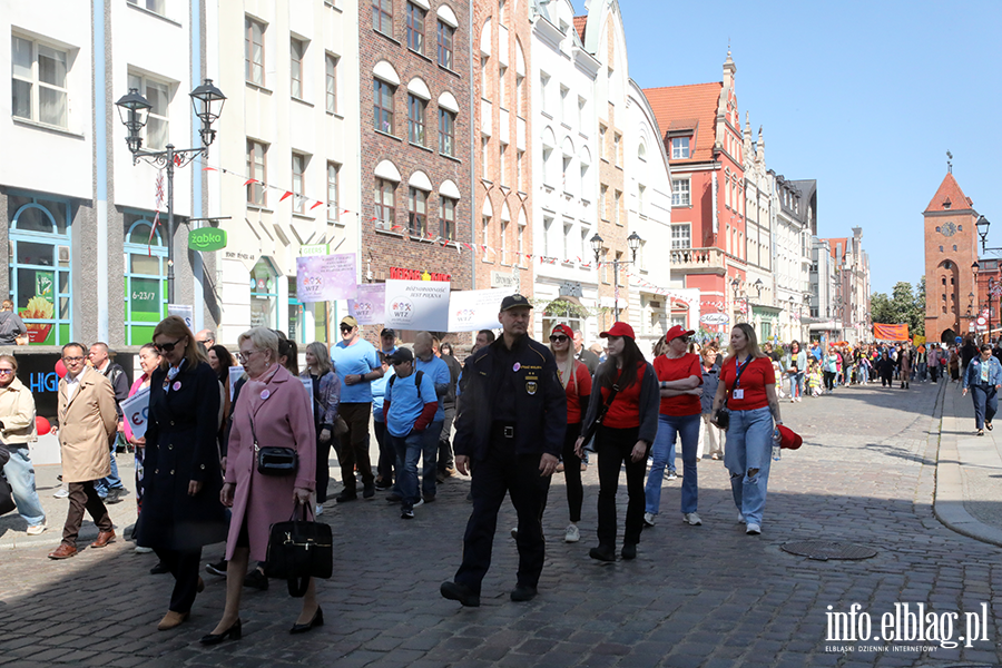 Ulicami Elbl�ga przeszed� kolorowy przemarsz, fot. 51