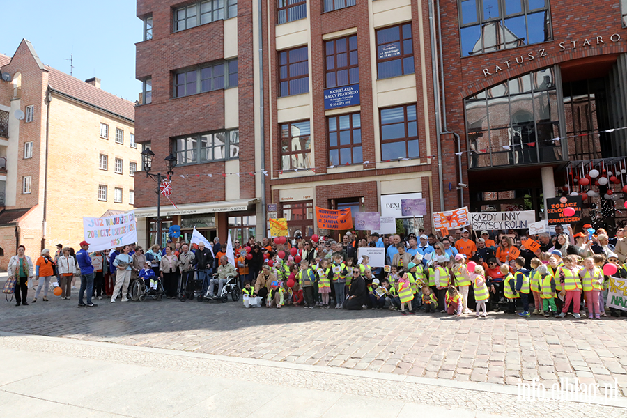 Ulicami Elbl�ga przeszed� kolorowy przemarsz, fot. 60