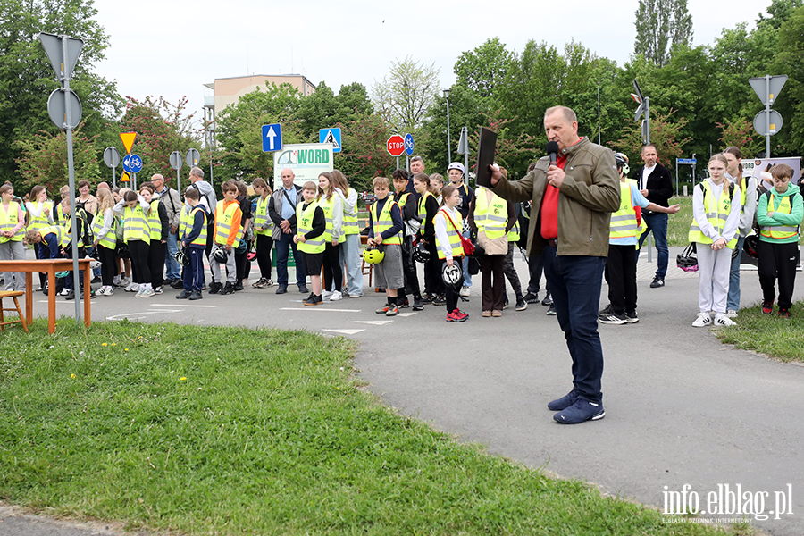 Uczniowie z regionu sprawdzaj� swoj� wiedz� o bezpiecze�stwie drogowym, fot. 1